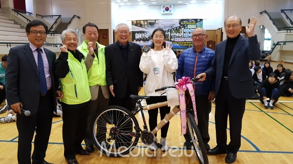 청교련 이사 김상철씨와 양인실씨가 기증한 자전거를 경품추첨으로 참여자 마음을 기쁘게 했다.