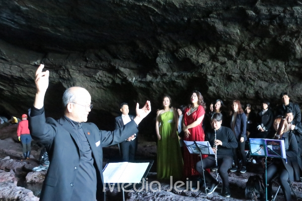 이동호 지휘자의 서귀포앙상블와. 소프라노 한은주와 테너 이경한은 베르디 오페라 춘희 중 ‘축배의 노래’를 들려 줬다.