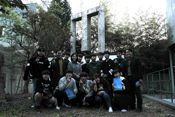 서귀포중학교 교사들과 학생, 학교공간 촉진 건축가 등이 유이화 대표와 기념촬영을 하고 있다. 미디어제주