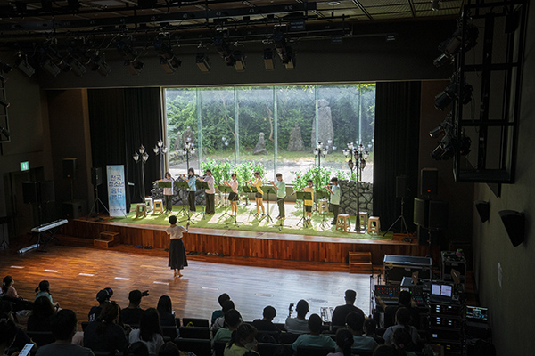 14일 열린 제9회 전국 청소년 음악캠프에 참가한 청소년들이 플룻 연주를 하고 있다'.