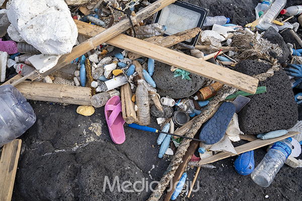 지난 30일 오후 제주도 서귀포시 대정읍 신도리 해안가에 수많은 쓰레기가 쌓여 있다. 페트병과 어구는 물론 운동화와 슬리퍼 등 각종 생활쓰레기도 어렵지 않게 찾아볼 수 있다.