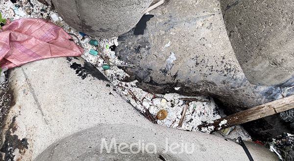 사진은 지난 7월 김녕항 테트라포드 사이에 쌓여 있던 해양쓰레기 모습. /사진=미디어제주.