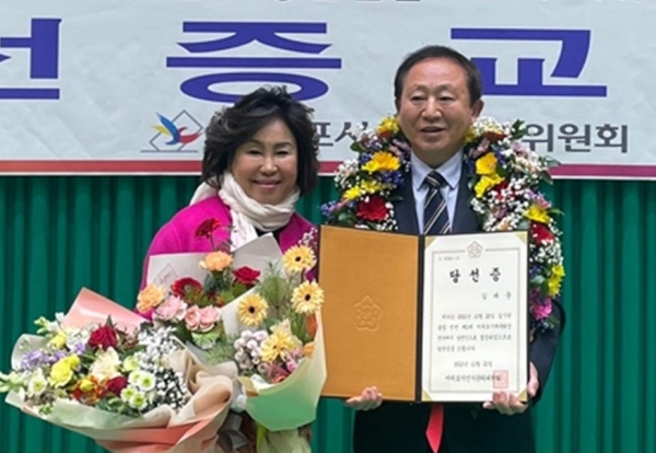 오른쪽이 서귀포시체육회장에 당선된 김태문 당선인.