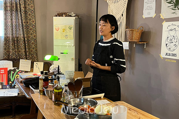 한림읍 옹포리의 비건 카페 '엔드유'의 유혜경 대표. 그녀는 비건을 기후위기를 돌파할 수 있는 하나의 해결책으로 제시하고 있다.