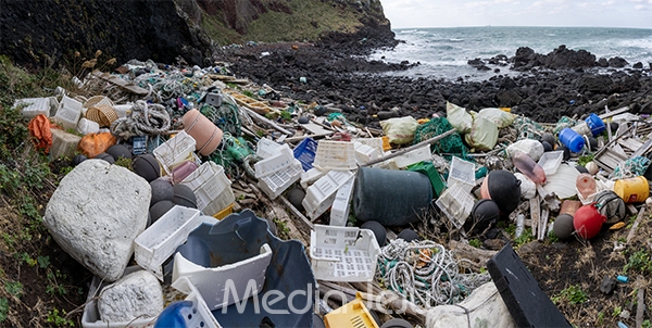 사지는 지난해 제주도내 무인도서인 차귀도 해안가에 버려진 해양쓰레기의 모습. /사진=미디어제주.