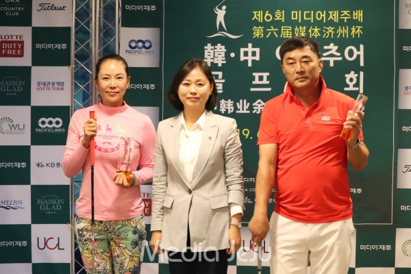 왼쪽부터 Yu Hong BO(여자부 롱기스트), 이승아 제주도의회 문화관광체육위원회 의원, 오인영(남자부 롱기스트). ⓒ 미디어제주