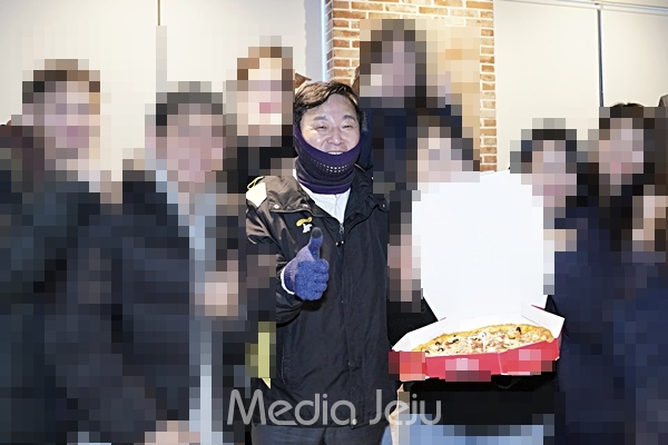 지난 1월 2일 원희룡 제주특별자치도지사가 더큰내일센터에 피자를 배달한 뒤 기념 촬영을 하고 있다. [제주특별자치도]