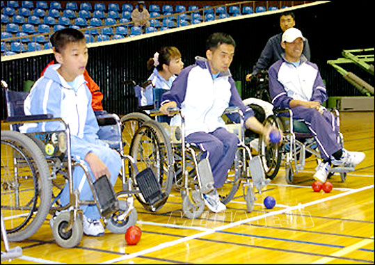 보치아경기에 참가한 중증장애인들의 모습