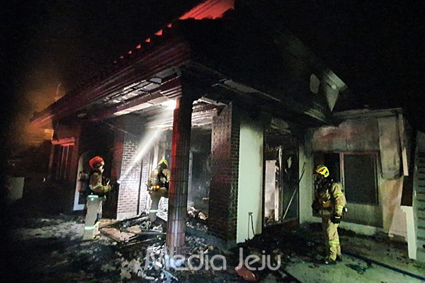 9일 새벽 화재가 발생한 서귀포시 남원읍 소재 단독주택에서 소방대원들이 진화 작업을 하고 있다. [제주동부소방서]