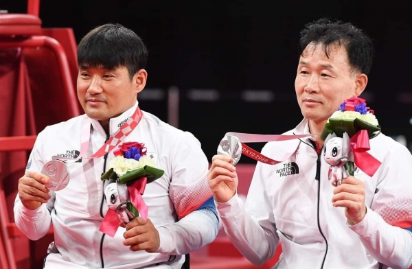 13년 만에 제주 출신으로 패럴림픽 메달을 따낸 이동섭 선수(오른쪽)가 김정준 선수와 함께 은메달을 들어보이고 있다. 대한체육회
