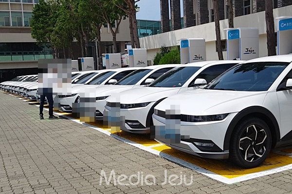 제주특별자치도 본청 주차장에 주차된 전기차들. © 미디어제주