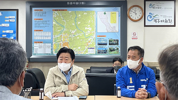 오영훈 민주당 제주도지사 경선 후보가 21일 동홍동마을회 관계자들과 간담회를 갖고 헬스케어타운 정상화 방안 마련을 약속했다.