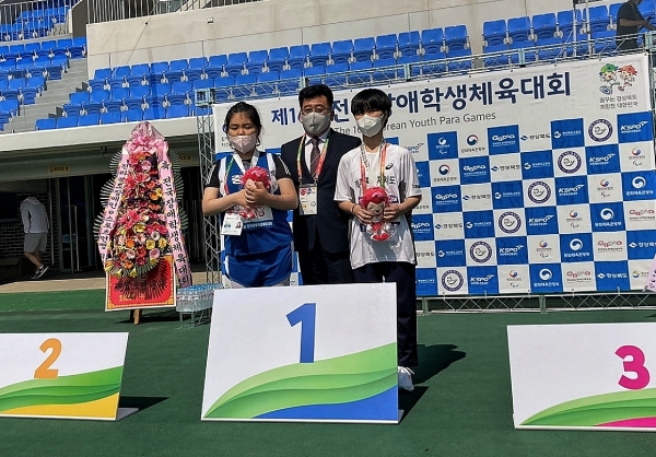 육상 금메달 주인공 홍수원 선수(사진 맨 오른쪽). ⓒ제주도장애인체육회