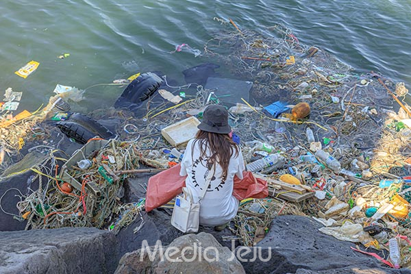 제주에서 환경정화 활동을 펼쳐나가고 있는 '디프다제주'의 변수빈 대표가 제주도내 한 포구에서 바다 위에 떠 있는 쓰레기들을 바라보고 있다. /사진=디프다제주
