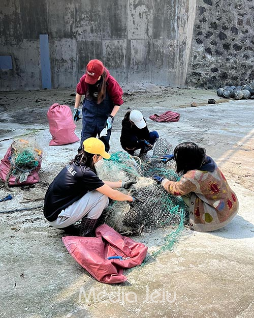 '디프다제주'에서 주최한 해안가 쓰레기줍기에 참여한 이들이 주어온 쓰레기들을 분류하고 있다. /사진=디프다제주