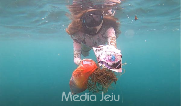 '디프다제주'의 변수빈 대표가 제주 바닷속에서 쓰레기를 줍고 있다. /사진=디프다제주.