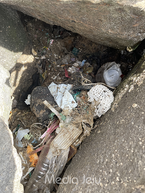 지난달 26일 제주시 한경면 판포리 포구 항만구조물 사이에 쌓여 있던 쓰레기들.