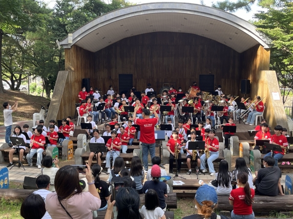 8일 오후 제주학생문화원 인근 수운근린공원에서 펼쳐진 제주광양초등학교와 여수북초등학교 관악단의 협연 무대 모습. ⓒ미디어제주