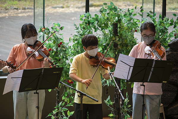 14일 열린 제9회 전국 청소년 음악캠프에 참가한 청소년들이 바이올린 연주를 하고 있다.