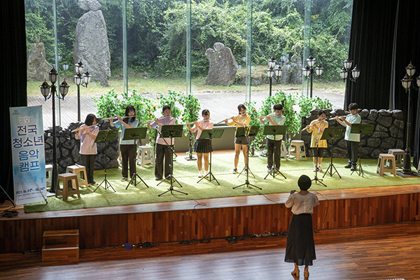 14일 열린 제9회 전국 청소년 음악캠프에 참가한 청소년들이 플룻 연주를 하고 있다.