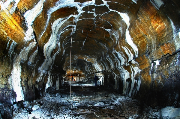 용암이 지나간 자리, 용천동굴 내부 모습.