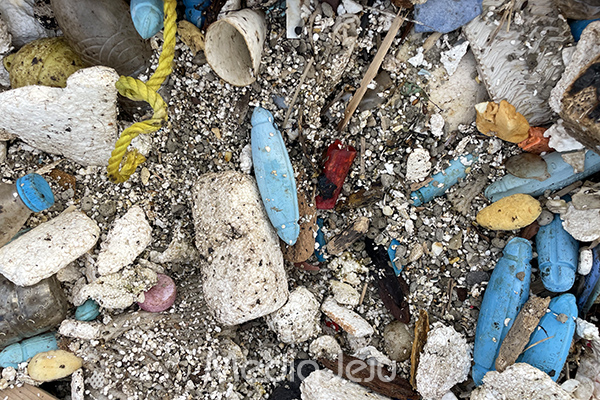 지난 30일 오후 제주도 서귀포시 대정읍 신도리 해안가에 쌓여 있던 쓰레기들. 작은 크기의 쓰레기 아래로 스티로폼 알갱이가 자갈과 섞여 쌓여 있다. 이 안에서 일부 바다생물들이 살아가고 있었다.