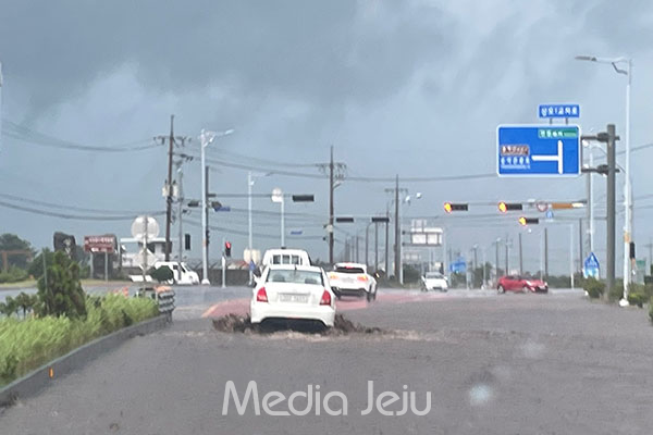 서귀포시 대정읍의 도로가 빗물에 잠겨 있다. 이날 오전 대정읍에는 시간당 74.5mm의 폭우가 쏟아지면서 곳곳에서 침수 피해가 이어졌다. /사진=독자제공