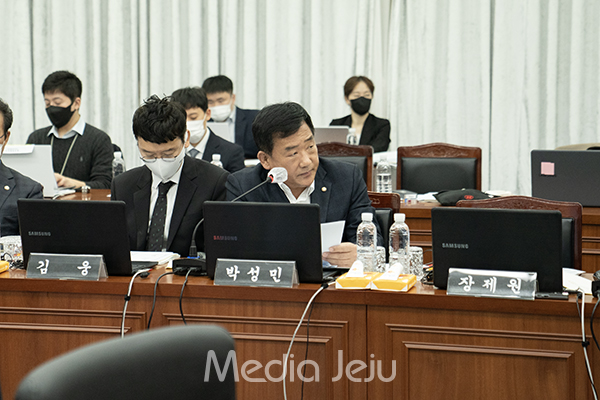 국회 박성민 의원(국민의힘, 울산 중구)이 21일 제주도를 상대로 한 국정감사 자리에서 질의에 나서고 있다.