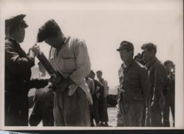 1948년 6월 수용자들에게 미 군정에 의해 지급된 소독약(DDT)을 뿌리고 있는 모습. /자료 출처=제주4.3평화재단 추가진상조사단