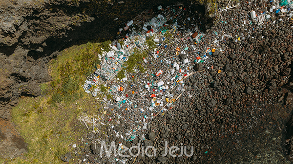 지난 8월 제주시 한경면 차귀도의 북서쪽 해안가에 많은 양의 쓰레기가 떠밀려와 있다. /사진=사진작가 최진성(@runningphotograph)
