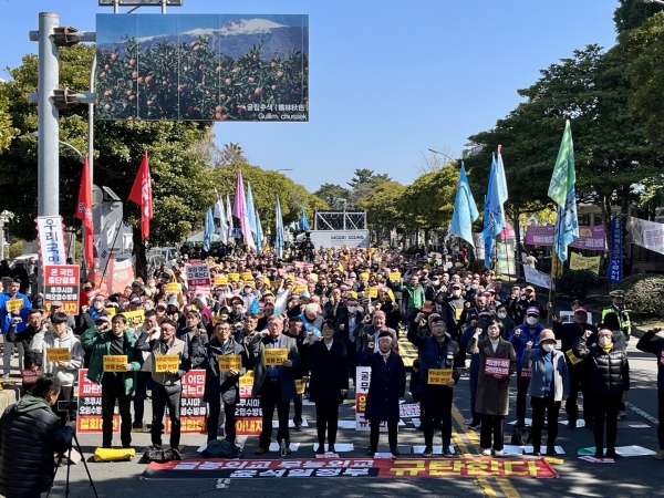 28일 제주도청 앞에서 열린 ‘후쿠시마 핵 오염수 방류 반대 전국대회’ 참가자들이 집회를 시작하면서 구호를 외치고 있다. ⓒ미디어제주