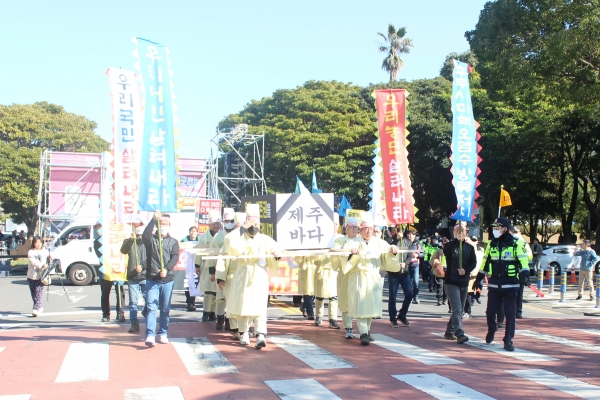 제주도청 앞 집회를 마친 참가자들이 주제주일본총영사관이 있는 제주시 노형오거리까지 거리 행진에 나서고 있다.
