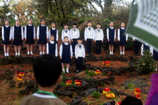 지난 2021년 4월 3일 보리수어린이합창단의 북촌 너븐숭이 애기무덤 앞 공연 모습.