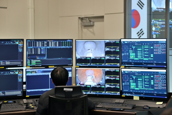국가위성운영센터 위성관제실에서 연구원들이 관제 업무를 수행하고 있다. /사진=한국항공우주연구원