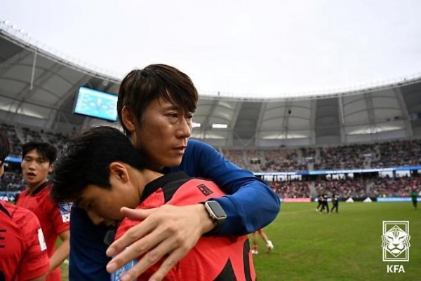김은중 감독이 지난 5일 나이지리아를 꺾고 4강에 오른 뒤 선수들을 안아주며 눈물을 흘리고 있다. [사진=대한축구협회]