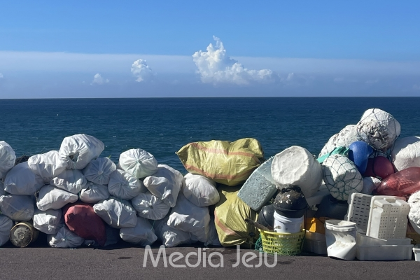지난 2일 대정읍 일과리 앞바다에서 수거된 해양쓰레기./사진=디프다 제주.