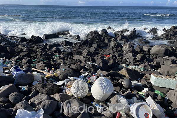 지난 2일 서귀포시 대정읍 일과리 앞바다 해안에 쌓여 있는 해양쓰레기./사진=미디어제주.