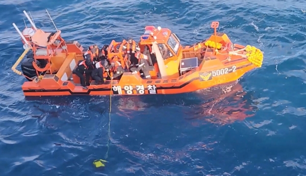 지난달 27일 발생한 어선 침몰사고의 실종자 수색에 나서는 해경/사진=서귀포해양경찰서