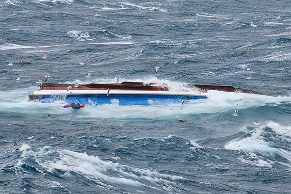 1일 오전 마라도 서쪽 약 20km 해상에서 33톤급 근해연승 어선이 침몰, 2명이 실종되면서 해경이 수색에 나서고 있다. /사진=제주해양경찰서.