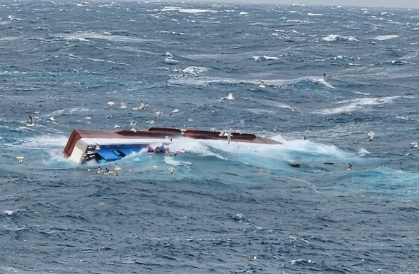 마라도 해상에서 전복된 어선에 있던 실종자에 대한 수색이 나흘째 이어지고 있다/사진=제주해양경찰서