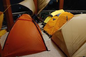 제주 도심 녹지공간 사라봉 정상, 야영객들의 텐트가 점령?